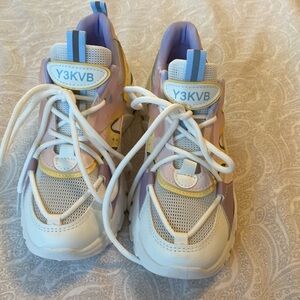 New Tennis Shoes size  39 never worn